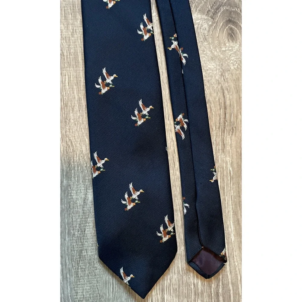Tie Vintage Mallard Ducks Flying Made In USA Norwalk CT 82% Polyester 18% Silk